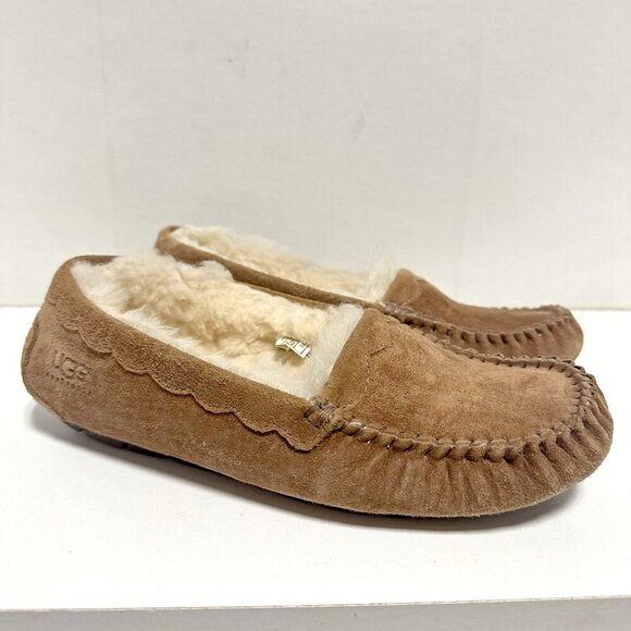 Ugg Scalloped Moc - Picture 2 of 9